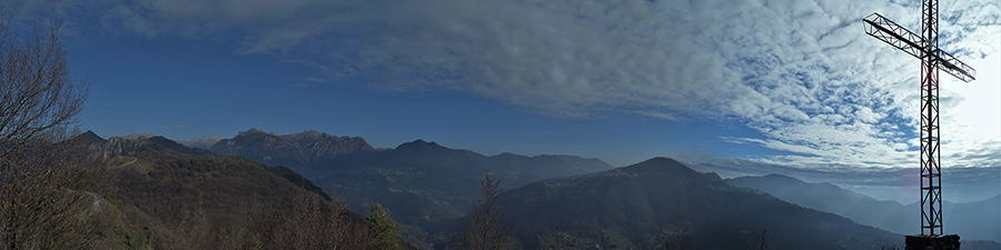 Croce del Pizzo di Spino (958 m) con vista verso i monti di Val Serina